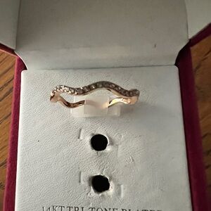 Elegant Gold Wave Ring with Crystals